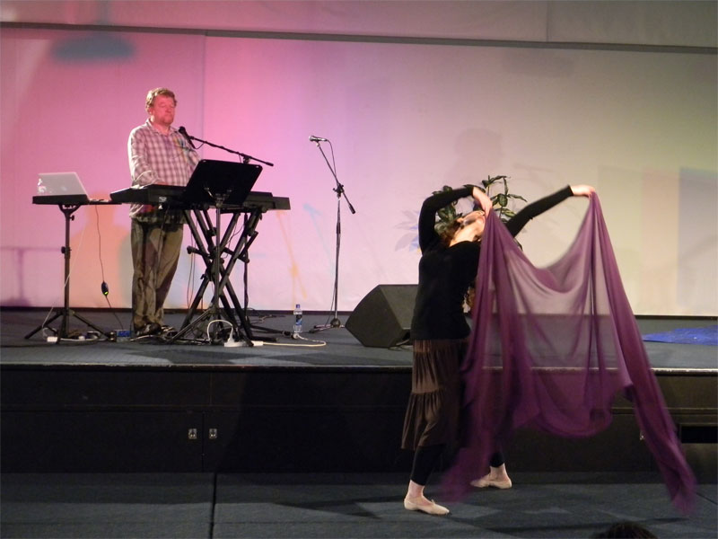 WORSHIP FLAGS & BANNERS Flag dancing in christian praise and worship